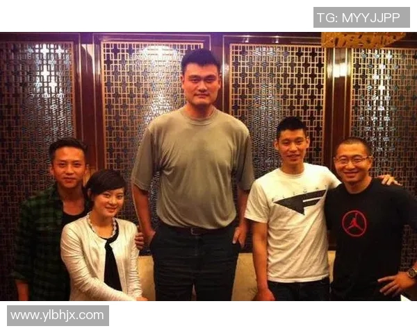 姚明与马龙亲密合影展现体育巨星间的友谊与合作精神