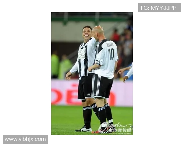 C罗足球明星挂画高清图片展示让你感受球场魅力与激情 C罗足球明星挂画高清图片展示让你感受球场魅力与激情