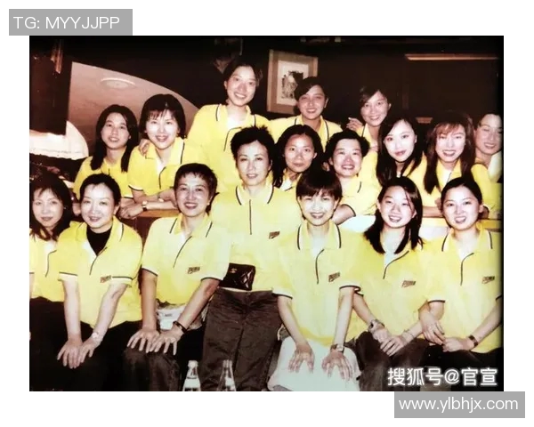 与香港足球明星队亲密合影共享精彩瞬间的难忘体验